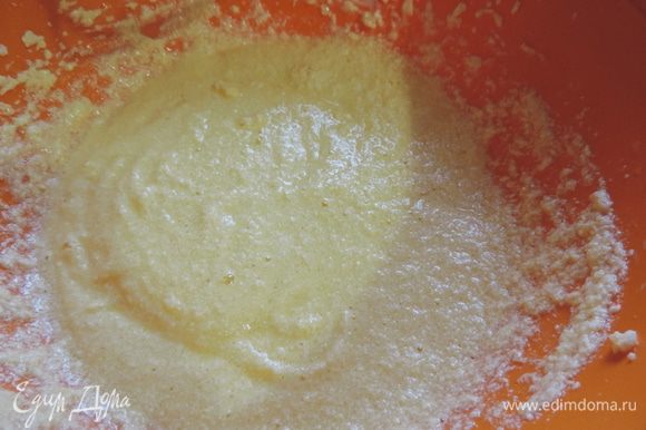 Размягченный маргарин (можно заменить маслом) взбиваем до однородности с сахаром, ванилином и щепоткой соли. Затем по одному добавляем яйца и после каждого взбиваем не меньше минуты. Получаем немного неоднородную смесь. Если возьмете масло - смесь будет полностью однородной.
