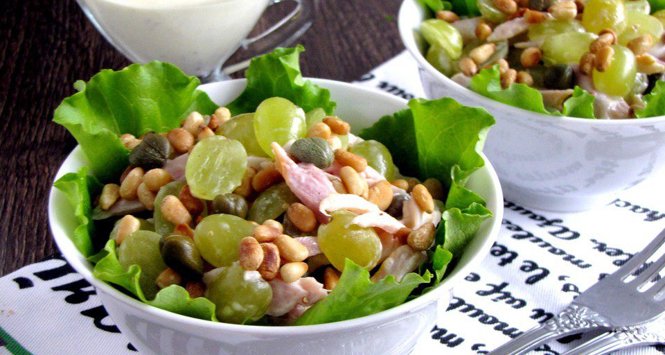 Куриный салат с виноградом и кедровыми орешками, пошаговый