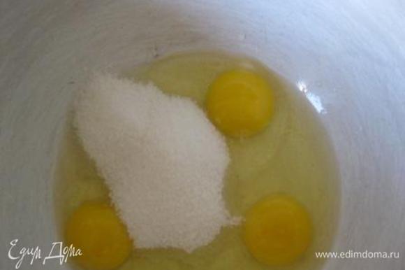 В другой миске взбить венчиком яйца с сахаром.