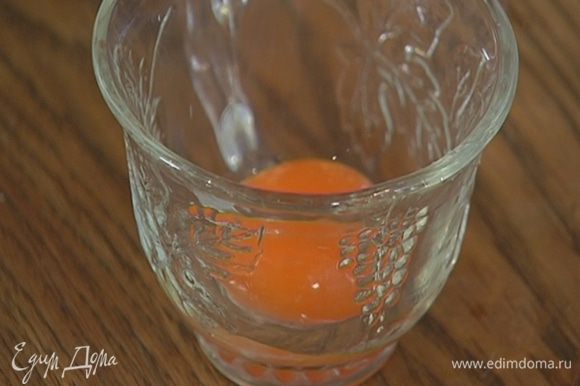 У оставшегося яйца отделить белок от желтка.