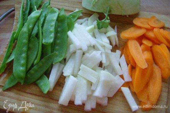 Подготовить овощи, морковь возьмите маленькую, просто когда задавала морковь, то выскакивали только граммы.