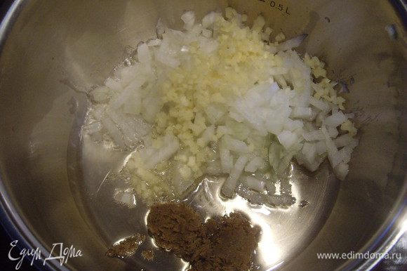 В кастрюле разогрейте масло, добавьте лук и имбирь, через несколько минут добавьте чеснок и зелёную карри-пасту, пассеруйте до прозрачности.
