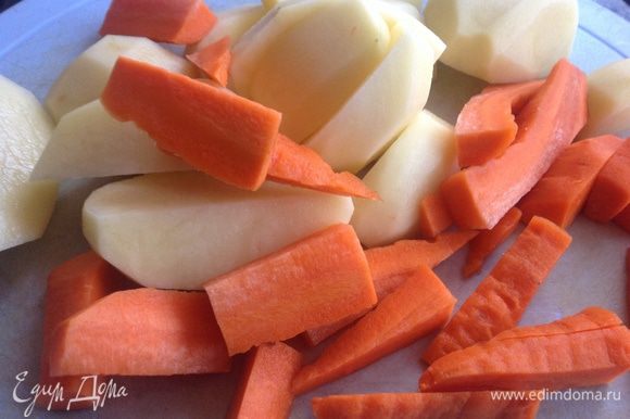 Морковь и картофель очистите и нарежьте ломтиками. Переложите в миску...