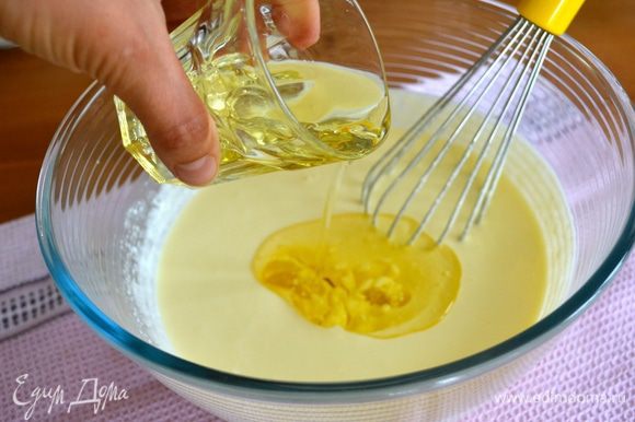 Влить осторожно оливковое масло, все время помешивая...