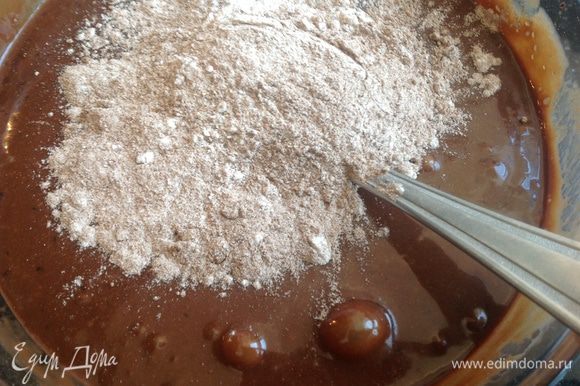 Вмешайте сухие ингредиенты в шоколадную массу.