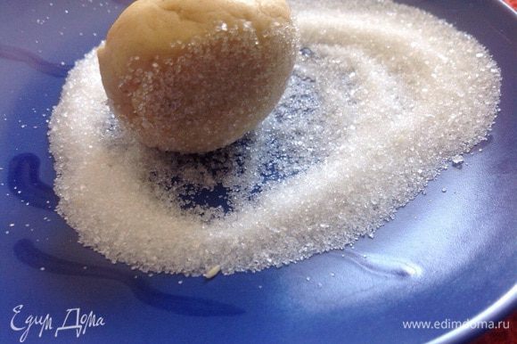 Из теста сформировать шарики размером с грецкий орех, обвалять хорошо в сахаре и выложить на противень, застеленный бумагой для выпечки, на расстоянии 5 см. друг от друга (это важно!). Каждый шарик чуть придавить!