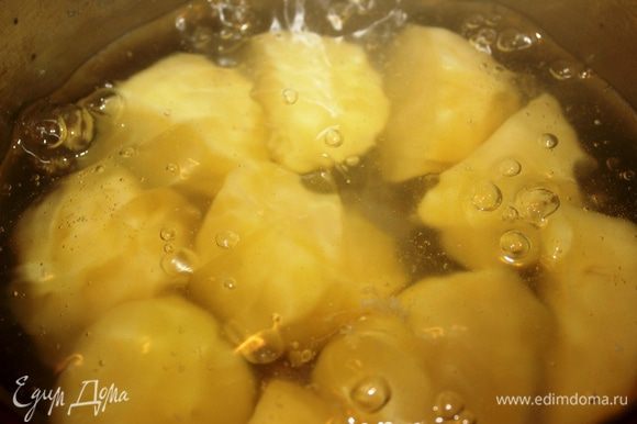 Очистить и отварить в подсоленной воде картофель.