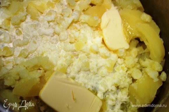 Приготовить картофельное пюре (не очень жидкое): размять отварной картофель, добавить масло сливочное (25 грамм) и сливки. Перемешать.