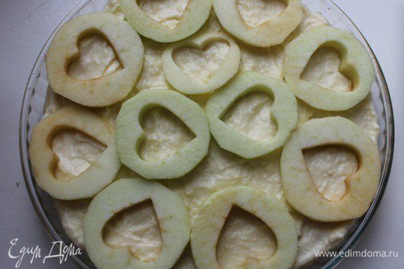 Вымыть яблоки, очистить их от кожуры и сердцевины, нарезать кружочками толщиной 1 см. Выложить их на крем.