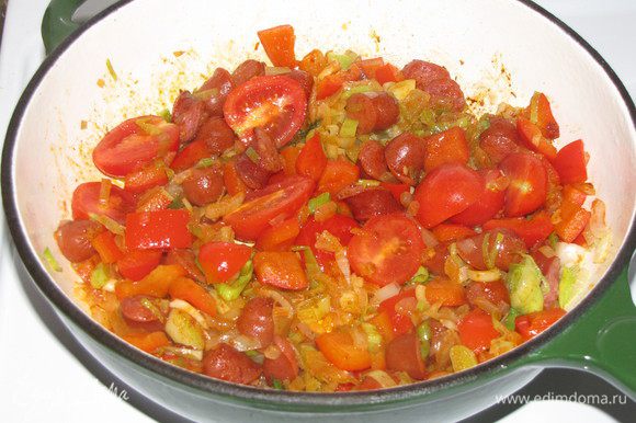 Добавить помидоры черри и паприку, потушить еще 5 минут.