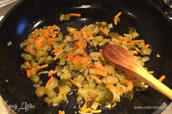 Обжарить овощи в небольшом количестве растительного масла на сковороде до золотистого цвета. Добавить огурцы и тушить на небольшом огне под крышкой еще 10 минут.