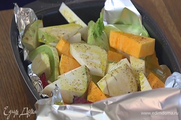 Накрыть овощи краями фольги и отправить в разогретую духовку на 20–25 минут.