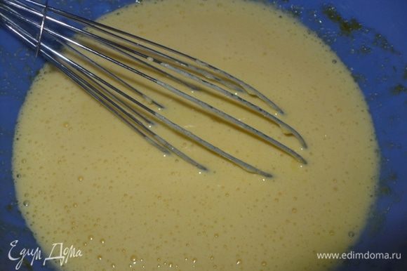 Взбить яйца с сахаром, добавить размягченный маргарин или масло.
