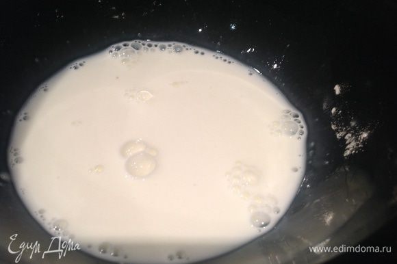 В стакане молока разведите крахмал...