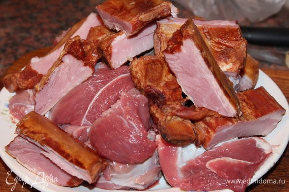 Мясо говядины, телятины и свиные ребра (копченые) нарезаем кусками. Мясо где-то по три на три сантиметра, ребра - как позволят косточки.