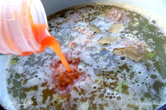 Опускаем осторожно бомбочки в горячий суп,разводим пасту в бульоне и выливаем в суп. Добавим лаврушку,пробуем на соль.