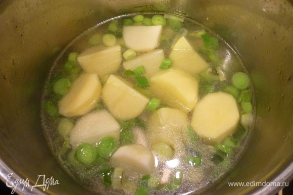 Картофель чистим, режем крупными кусками и добавляем к луку. Заливаем овощи водой или овощным бульоном. Закрываем крышкой и варим 10-15 минут до полуготовности картофеля.