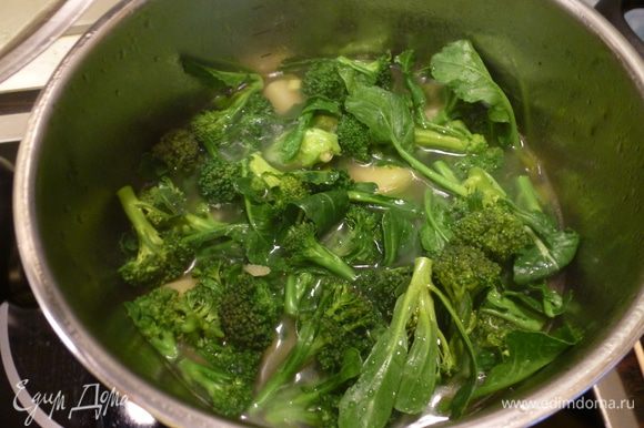 Капусту брокколи разбираем на соцветия и добавляем в кастрюлю к овощам. Варим еще 8 минут до готовности капусты. Бульон может не полностью покрывать капусту. Ничего страшного, брокколи прекрасно приготовится на пару.