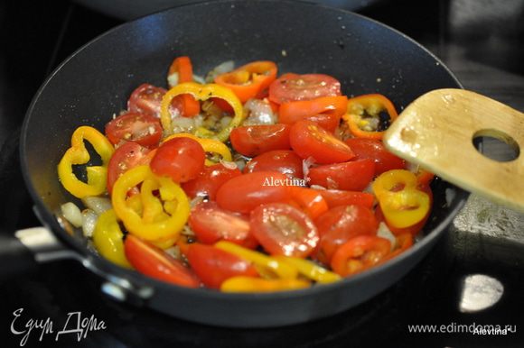 Затем добавить томаты черри, можно порезать на половинки, сладкий перец после гриля, очищенный и порезанный. Тушим примерно 10 мин.