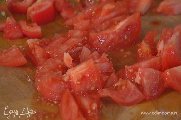 Очищенные помидоры нарезать кусочками.