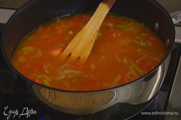 Всыпать чечевицу, залить все горячим бульоном и варить суп до готовности чечевицы (если нужно, доливать бульон по мере выкипания).
