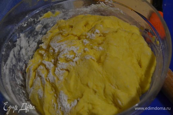 Муку постепенно смешиваю с полученной смесью. Замешиваю тесто. Тесто получилось красивого желтого цвета, потому что я использовала домашние яйца.