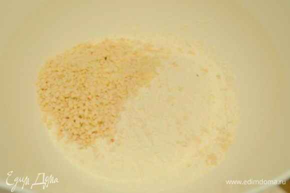 В большой миске просеять муку с разрыхлителем и солью, добавить сахар и измельченные орехи.