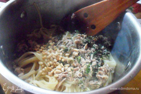 Горячие спагетти перемешать с тунцом, орешками и пармезаном.