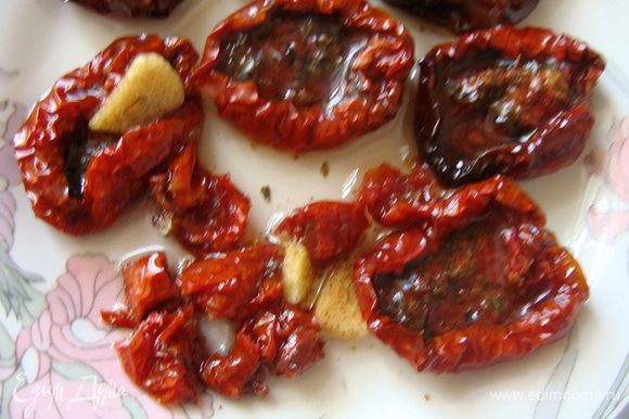 Вяленые помидорки мелко порезать.