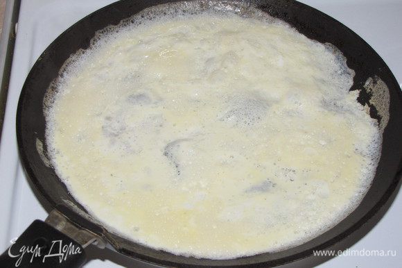 Для омлета смешать яйца с водой и щепоткой соли. Хорошенько взбить венчиком. Из полученной яичной меси приготовить тонкие омлеты. Переложить на тарелку и остудить.
