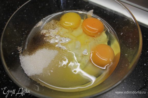 В отдельной миске взбиваем яйца, сахар, ванильный сахар, постепенно добавляя сметану.