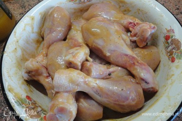 Куриные голени вымыть, обсушить, намазать медово-горчичной смесью и оставить мариноваться, как минимум га 1 час.