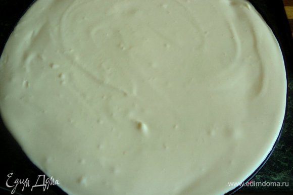 На тыквенный мусс выложить 2/3 сливочного крема. Затем второй корж бисквита и оставшееся сливочное суфле, разровнять. Поставить торт в холодильник на 4-6 часов для застывания.
