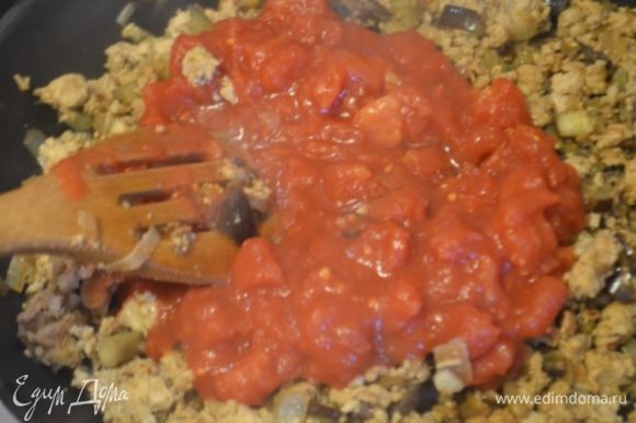Добавляем томатный соус, солим, перчим, приправляем по вкусу, перемешиваем и тушим еще 15 минут до загустения.