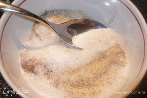 Смешиваем сухари, сахар и корицу. Отдельно расплавить 50гр. сливочного масла.