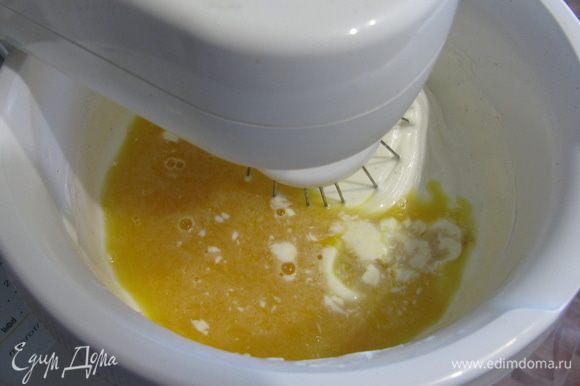 Добавляем творог и сметану, взбиваем. Апельсиновый сок с желатином подогреваем до полного растворения желатина и выливаем взбитую массу и очень хорошо перемешиваем.
