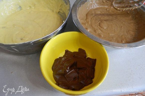 Бананы добавить в тесто. Тесто разделить на две часть, в одну часть добавить какао. Шоколад растопить в микроволновке.