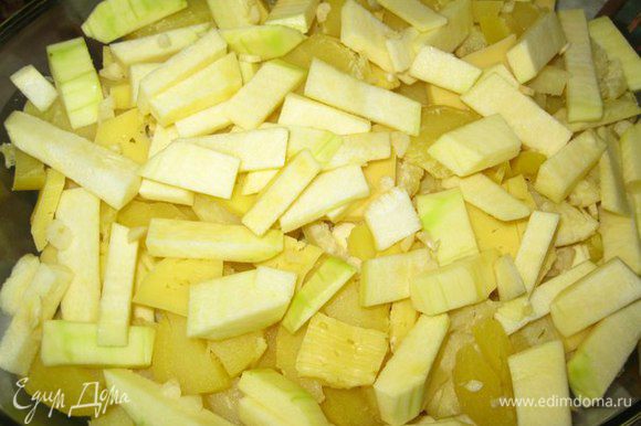 Ломтики картофеля и кабачков уложить слоями в смазанную маслом форму. Кабачок, картофель, тертый сыр, кабачок, картофель.