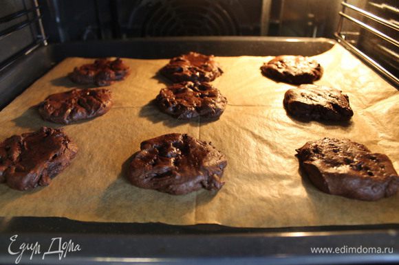 В разогретую до 180 градусов духовку ставим выпекаться наше печенье на 12-15 минут. Приятного аппетита!
