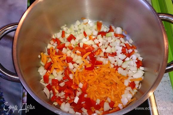 В кастрюлю выложить оставшиеся лук и морковку, также нарезанный мелко перец. Добавить сметанно-томатный соус, перемешать.
