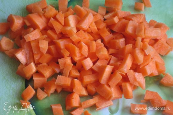 Морковь нарезать кубиками.