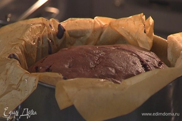 Равномерно выложить в форму шоколадное тесто и выпекать в разогретой духовке 30–40 минут.