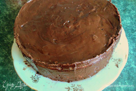 Залить 1/2 частями глазури торт и поставить в холодильник на 30 минут для застывания глазури. Затем снять с торта кольцо и смазать лопаткой бока торта глазурью.