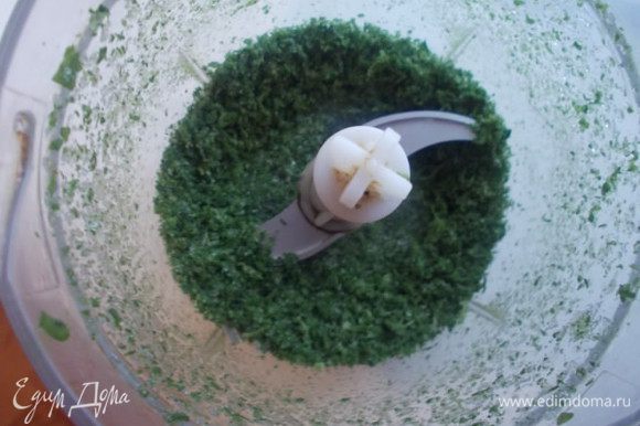 Измельчить в блендере шпинат,не размораживая,добавить туда творог 2-3 ложки и прокрутить еще раз.
