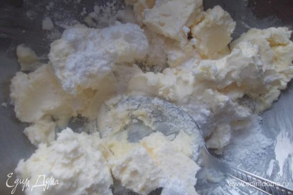 Масло должно быть мягким,его нужно взбить с сахарной пудрой.добавить воды и еще немного взбить,пока вода не соединится с маслом и разделить тесто на две части.