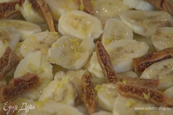 Бананы и инжир выложить на тесто, сбрызнуть лимонным соком, посыпать цедрой лимона и сахаром.