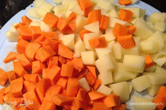 Морковь и картофель вымойте, очистите и порежьте кубиками.