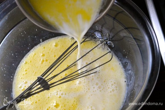 Немного подогреть молоко вместе со сливочным маслом (чтобы оно успело растаять). Добавить его к яйцу и снова взбить.