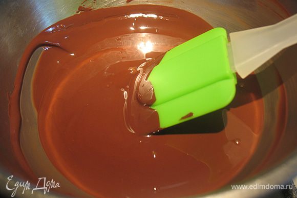 Начнем с шоколадного мусса. На водяной бане растопить шоколад, периодически помешивая. Учтите что миска с шоколадом не должна касаться кипящей воды, иначе шоколад может перегреться или сгореть. Снять с огня и остудить до комнатной температуры.