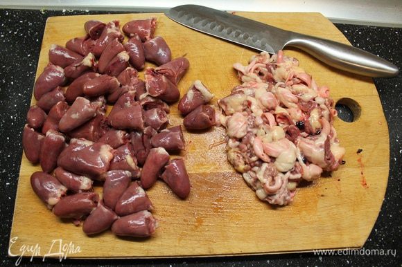 Куриные сердечки с луком и подливой тушеные на сковороде